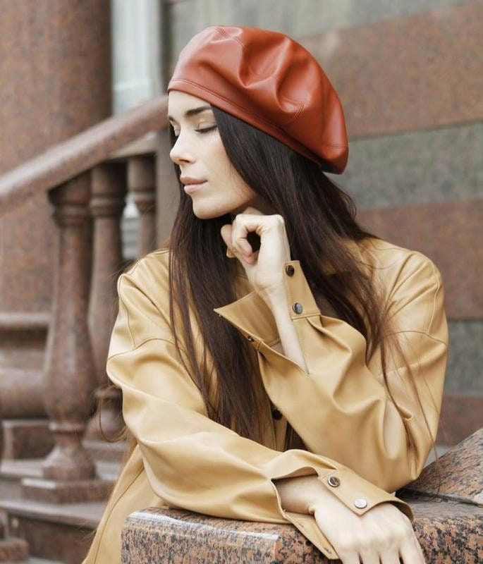 Add a touch of elegance and vintage chic to your wardrobe with this sophisticated handcrafted beige leather beret. This unique accessory will be the perfect complement to any outfit, highlighting your sophisticated style and taste. The beret is made of high quality leather, ensuring durability and comfort to wear. Elegant and stylish, this leather headpiece is perfect for women seeking a unique and fashionable look. Perfect for cool autumn days or bright spring walks, adding sophistication and sophistication to your look. Leather Beret, French Classic, Leather Hats, Sophisticated Style, Accessories Unique, Vintage Chic, High Quality Leather, Festival Season, Leather Handmade