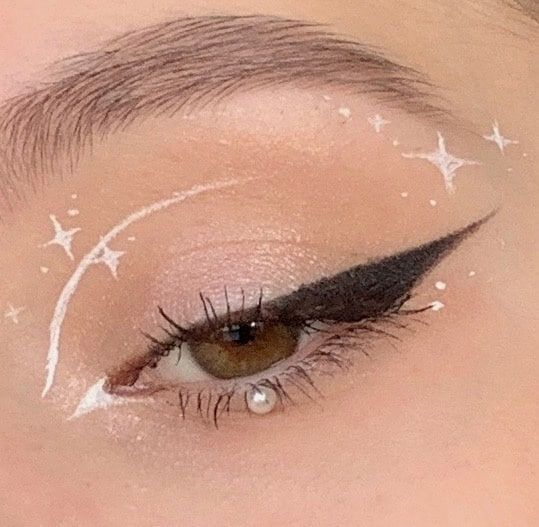 Cute Halloween Eyeliner, Makeup Looks White Eyeliner, White And Black Eyeliner Looks, Liquid Eyeliner For Hooded Eyes, Snowflake Eyeliner, White And Black Eyeliner, Black And White Eye Makeup, Unique Eyeliner Looks, Eyeliner Styles For Hooded Eyes