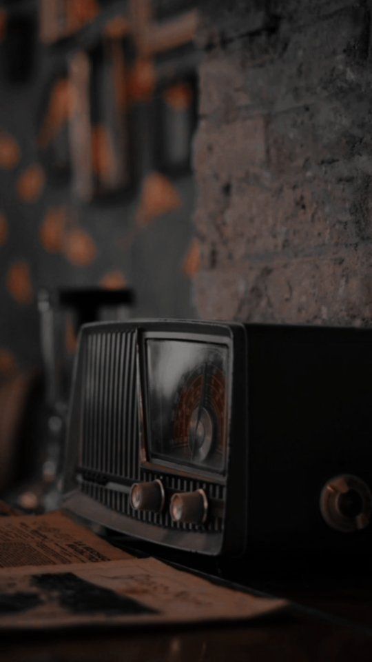 an old tv sitting on top of a wooden table