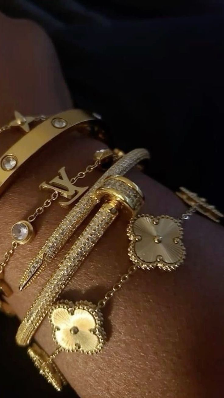 Black Women Jewelry Aesthetic, Expensive Brands Aesthetic, Jewelry Inspo Aesthetic, Jewelery Stacks, Gold Jewelry Stack, Tiffany Bracelet Stack, Bijoux Aesthetic, Gold Aesthetic Jewelry, Expensive Aesthetic