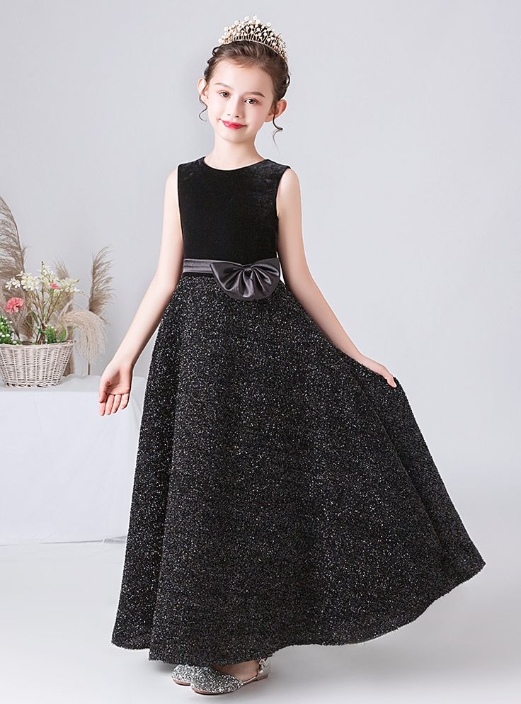 Oeuvre of timeless elegance and sophistication, this beautiful flower girl dress is the perfect choice for any special occasion. The dress features a luxurious black velvet bodice that provides both style and comfort. The full-length skirt sparkles with delicate glitter, creating a dazzling effect that catches the light with every movement. The sleeveless design allows for ease of movement, ensuring your flower girl can participate in all the festivities with ease. The waistline is adorned with Black Flower Girl Dress, Sleeveless Flower Girl Dresses, Long Flower Girl Dresses, Neck Flower, Pink Ball Gown, Sparkle Skirt, Full Length Skirts, Quinceanera Dress, Corset Bodice