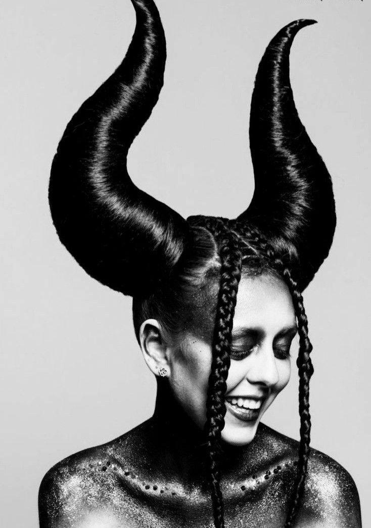 Sanggul Fantasi, Hair Show Ideas, Avante Garde Hair, Demon Hairstyles, Fantasy Hair Competition, Strange Hairstyles, Horn Hairstyle, Main Character Hair, Weird Hairstyles