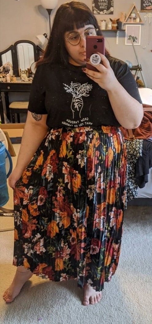 Casual Plus Size Date Night Outfit, Plus Size Pagan Clothing, 70s Outfit Inspiration Plus Size, Maxi Skirt And Tee Shirt Outfit Plus Size, Alternative Mom Style Plus Size, Arty Outfits Style Plus Size, Cottagecore Outfit Ideas Plus Size, Witchy Maxi Skirt Outfit, Graphic Tee Skirt Outfits Plus Size