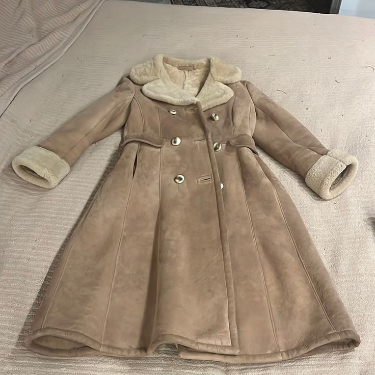 Get This Coat For The Super Cold Weather!:). I Purchased This Rare Vintage Californian Shearling And Suede Coat And Love Love Love It, But It Was A Bit Too Big For Me (I’m Really Petite) - So I Never Actually Wore It Even - It Definitely Needs To Go To Someone Who It Will Fit Better - It’s Way Too Beautiful To Sit In My Closet. Vintage Californian Size 12 ( Which I Believe Is Approximately A Size 8 Today). I Am 5’1” /105lbs And It’s Just Too Big For Me - Would Fit Bit Taller Better - Anywhere From 5’3”-5’8 Feel Free To Ask Me Any Questions And I Can Give You More Info. See Measurements In Photos - And 43” From Center Collar To Hem In Back Warm Winter Outfits Women, Coquette Coat, Extra Fits, Trench Coat Outfits, Long Coats For Women, Clothes Pieces, Coat Aesthetic, Big Coat, Fit Bit