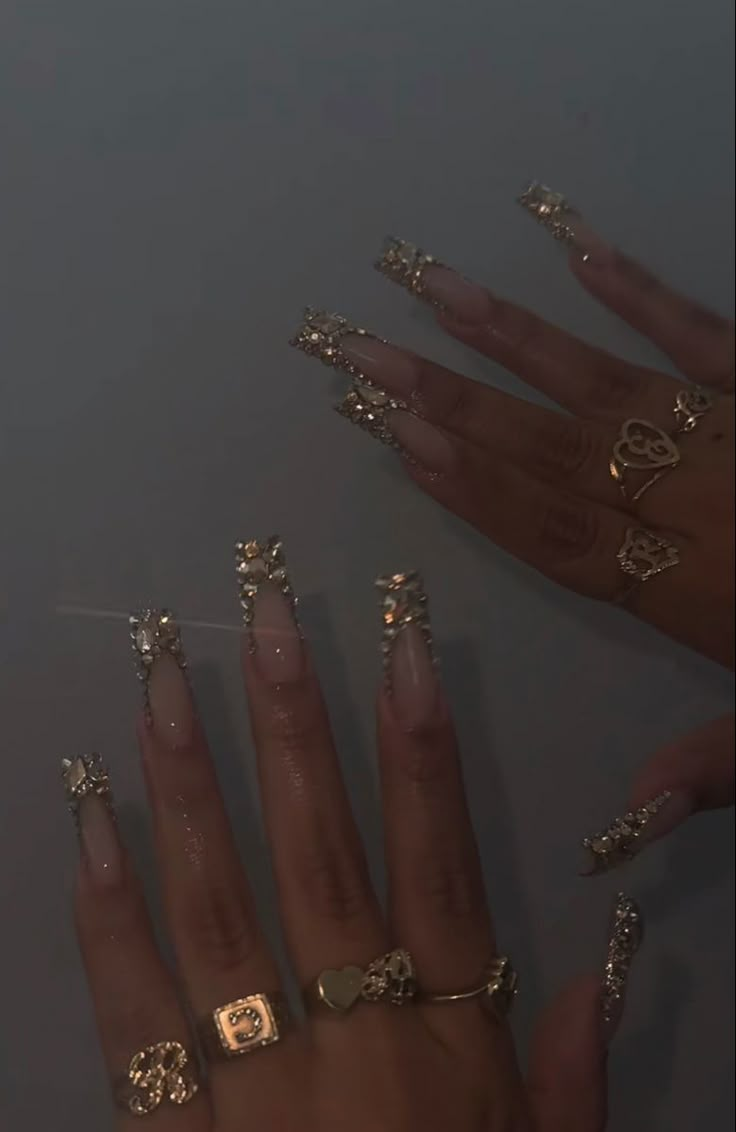 Gold Bday Nails, Gold Aesthetic Nails, Nails With Gold Rings, Gold Gem Nails, Gold Charm Nails, 22nd Birthday Nails, Nails Acrylic Gold, Gold Birthday Nails, 18th Birthday Nails