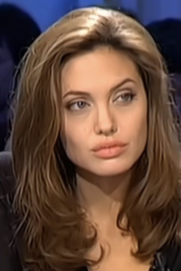 Angelina Jolie 90s Hair, Angelina Jolie Haircut, Angelina Jolie Hair Color, Angelina Jolie Hairstyles, 90s Mid Length Hair, Haircuts That Make You Look Younger, Angelina Jolie Short Hair, Angelina Jolie Hair, Growing Out Hair