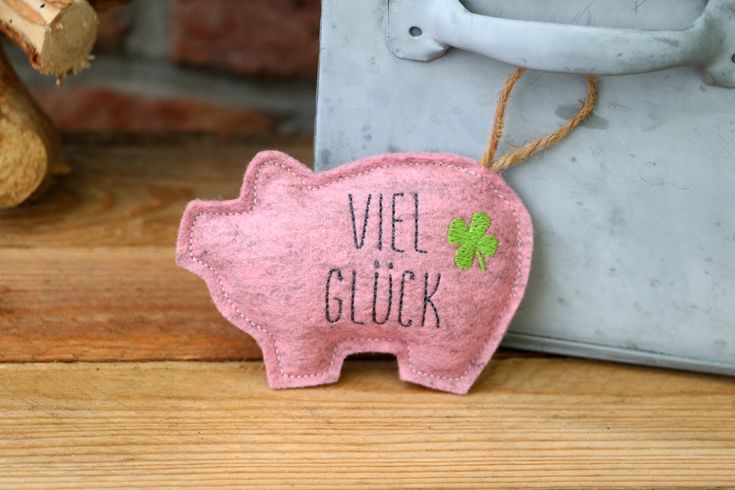 a pink pig ornament with the words vie de gluck written on it