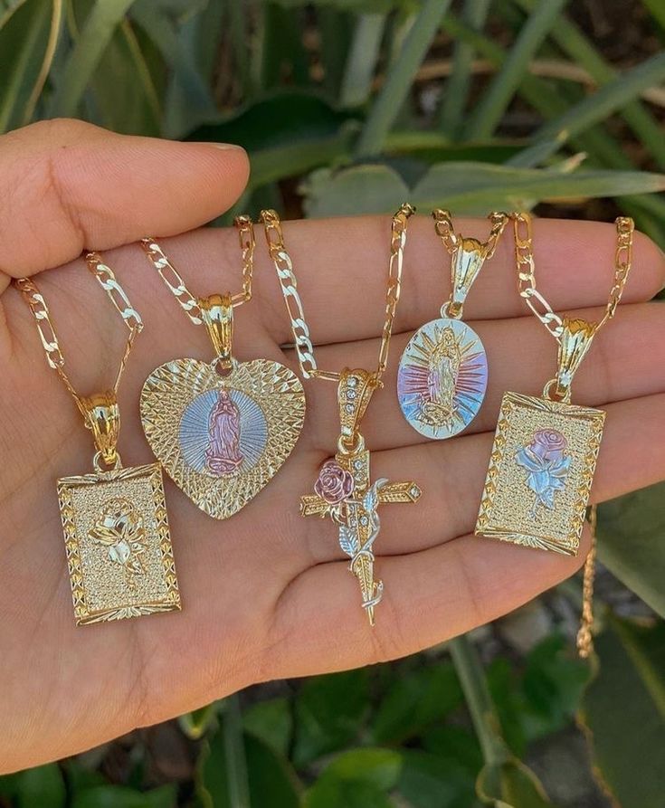 Quinceanera Jewelry, Latina Jewelry, Dope Jewelry Accessories, Expensive Jewelry Luxury, Wrist Jewelry, Jewelry Tattoo, Mexican Jewelry, Necklaces Gold, Jewelry Accessories Ideas