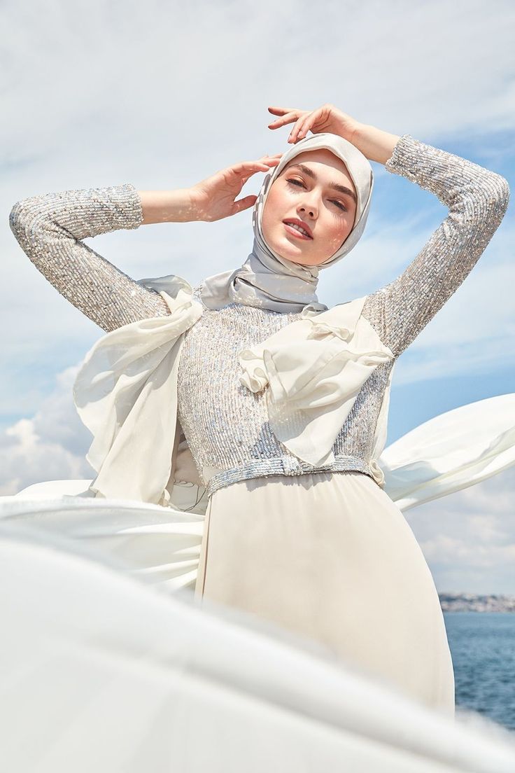 Modest Photoshoot, Beige Evening Dress, Hijab Poses, Modest Evening Dresses, Modest Prom Dress, Hijab Model, Vogue Photoshoot, Muslim Evening Dresses, Modest Evening Dress