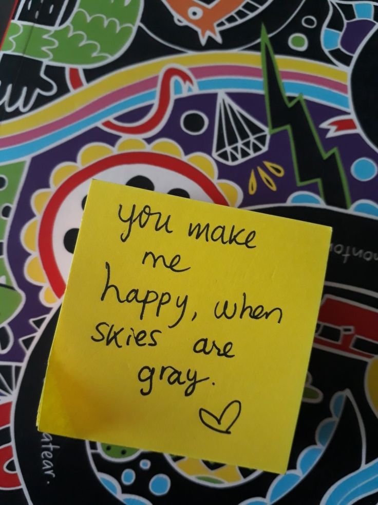 a yellow sticky note with the words you make me happy, when skies are gray