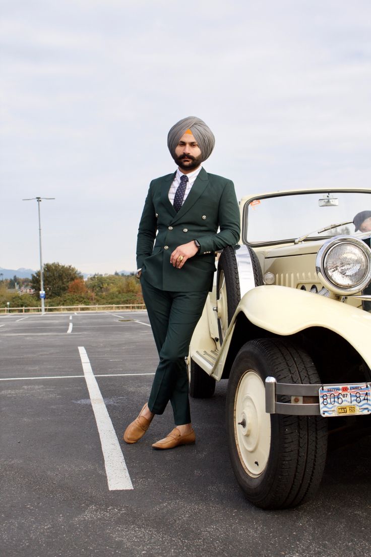 Sardar wattan wali pagg Sardar Suits Mens Fashion, Pent Cort Wedding, Coat Pant For Men Suits Wedding Punjabi, Pant Coat For Men Wedding Sardar, Sardar Coat Pent, Punjabi Pagg Styles, Coat Pant For Men Sardar Ji, Groom Coat Pent Wedding, Green Coat Pant For Men With Turban