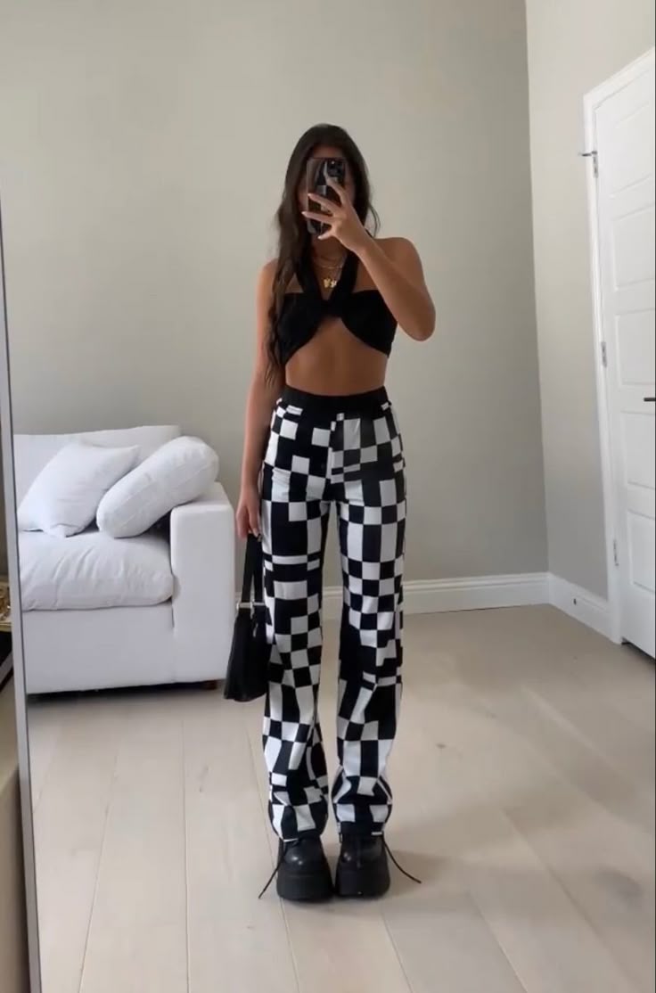 Bra Top Outfit Street Style, Crssd Outfits, Jungle Festival Outfit, Rave Outfits With Pants, Crssd Festival Outfit, Festival Music Outfit, Iii Points Festival Outfits, John Summit Concert Outfit, Easy Festival Outfits