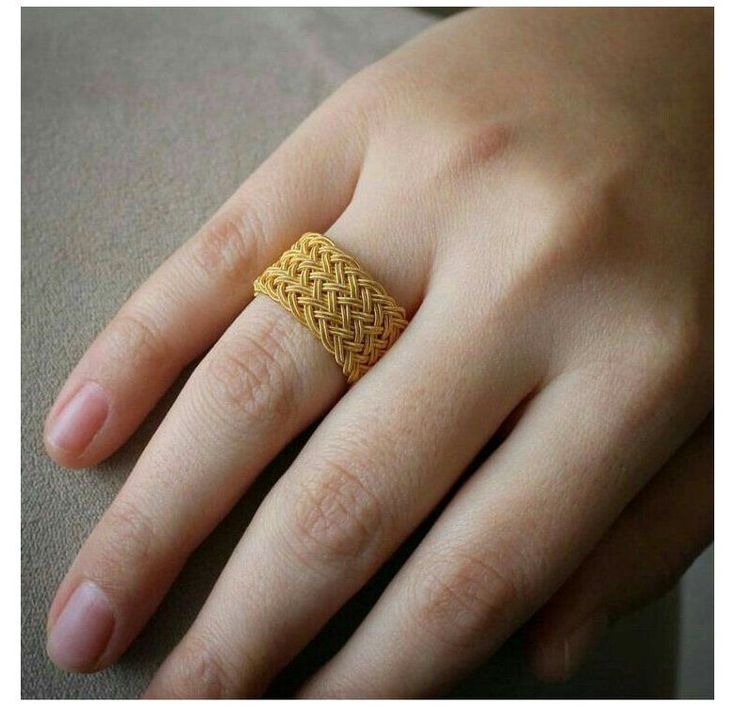 Dress Saree, Unique Gold Jewelry Designs, Gold Finger Rings, Gold Jewels Design, Modern Gold Jewelry, Gold Bridal Jewellery Sets, Gold Bride Jewelry, Gold Rings Fashion, Gold Rings Jewelry