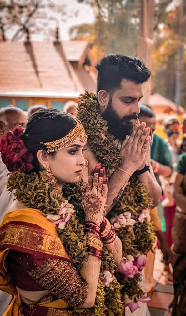 South Indian Wedding Venues, South Indian Wedding Inspiration, Period Ceremony, Tamil Temple Wedding, Kerala Wedding Aesthetic, South Indian Couple Aesthetic, Kerala Marriage Photography, Kerala Temple Wedding, Kerala Hindu Wedding Photos