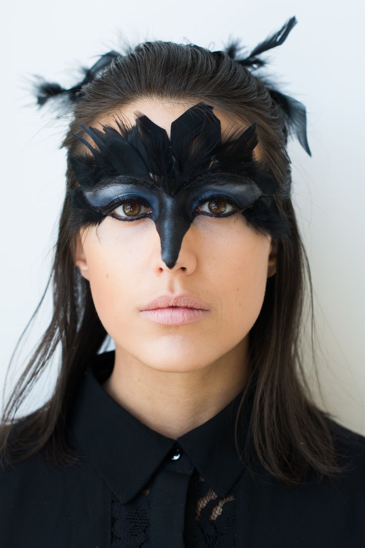 Crow Character Make up Womens Crow Costume, Avant Garde Makeup Dark, Bird Costume Makeup, Diy Crow Costume Women, Crow Makeup Raven Costume, Crow Queen Costume, Raven Halloween Makeup, Crow Costume Ideas, Raven Inspired Makeup