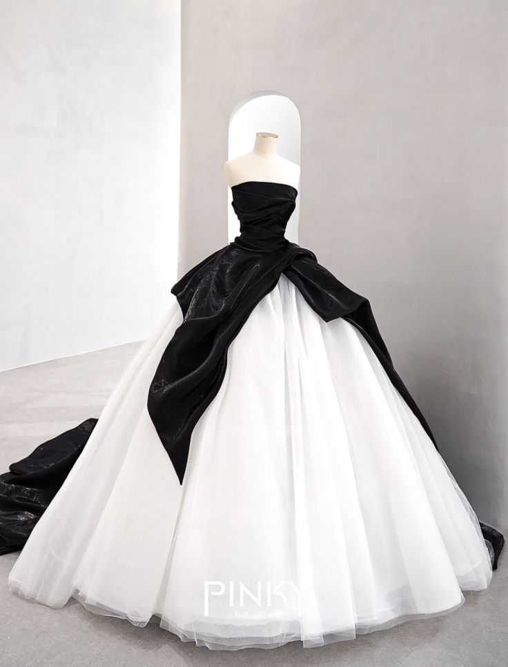 Black White Evening Dress, Sleeveless Ball Gown, Black Wedding Dress, Gowns Dresses Elegant, 파티 드레스, Black And White Wedding, Prom Dress Inspiration, Pretty Prom Dresses, Fairytale Dress