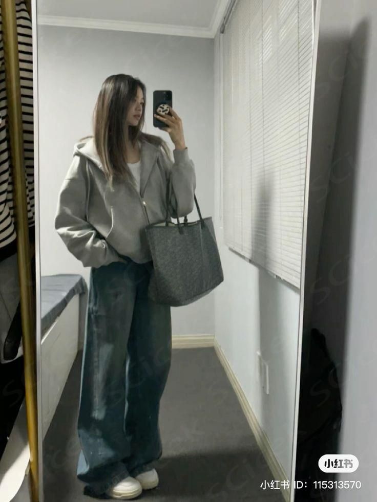 #baggy #baggypantsforwomen #y2k #y2kaesthetic #outfits #ootd Baggy Clean Outfit, Baggy Street Style Women, Layering Jackets Aesthetic, Outfit Inspo Jacket, Korean Street Fashion Baggy, Baggy Outfits For Winter, Cozy Y2k Outfits, Baggy Downtown Girl Outfits, Blue Baggy Jeans Outfit Winter