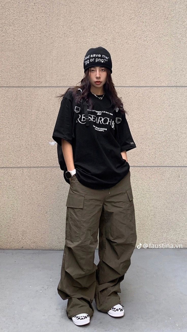 Baddie Street Wear Outfits, Oversize Cargo Pants Outfit, Baggy Clothes Girl, Girl Baggy Outfits, Tomboy Outfits Black Women, Casual Baggy Outfits, Cute Baggy Outfits, Black Baggy Outfit, Girls Baggy Outfits