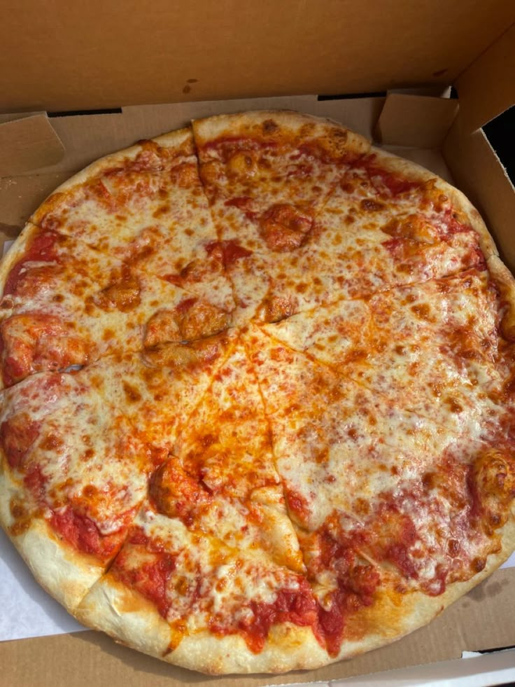 Pizza cheese pizza summer foods good food pizza goals Italian food Tuscan Pizza, Tumblr Food, Eating Pizza, Junk Food Snacks, Best Pizza, Yummy Comfort Food, Think Food, Watch Football, Food Goals