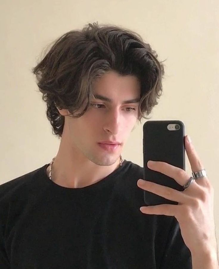 middle part Mens Dark Hairstyles, Guys Middle Part Hair Long, Good Hairstyle For Men, Hairstyles For Men With Medium Hair, Fancy Men Hairstyles, Haircuts For Guys With Long Hair, Mens Popular Hairstyles, Aesthetic Hairstyles For Long Hair Men, Man Haircut Mid Length