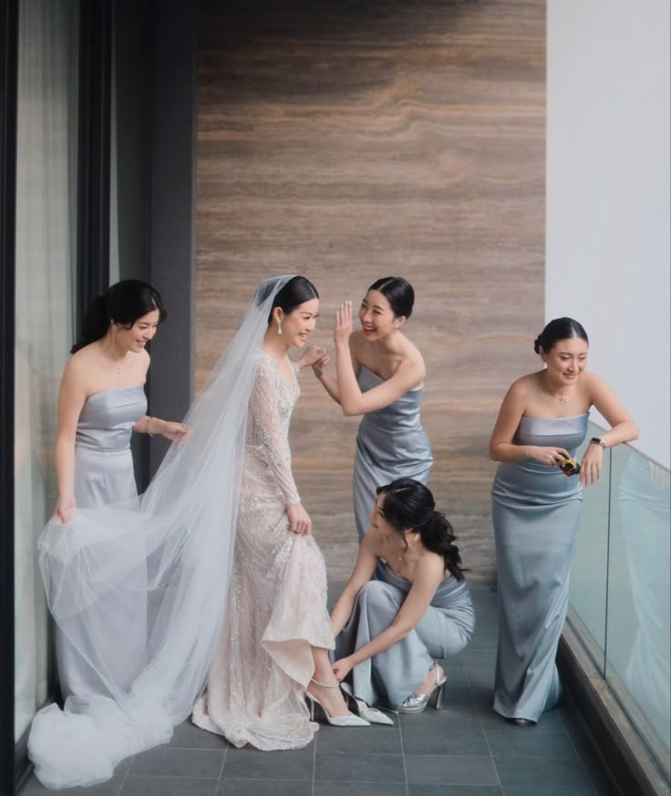 Malay Wedding Bridesmaid, Bridesmaid Shoot Photo Ideas, Bride And Bridesmaids Photoshoot, Bridesmaid Poses Photo Ideas, Entourage Gowns Bridesmaid, Korean Bridesmaid, Bridesmaid Poses With Bride, Bridesmaid Photoshoot Ideas, Baju Wedding