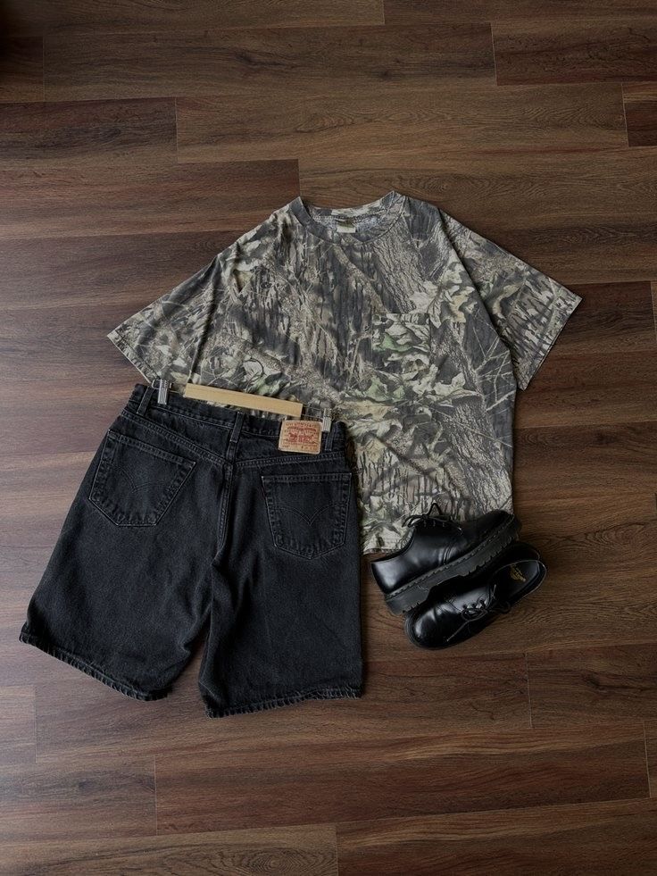 Camo Jorts Outfit, Camo Tshirt Outfit, Camo Shirt Outfit, Camo Shirt, Camo Outfits, Shoes Outfit Fashion, Taylor S, Guys Clothing Styles, Vintage Outfit