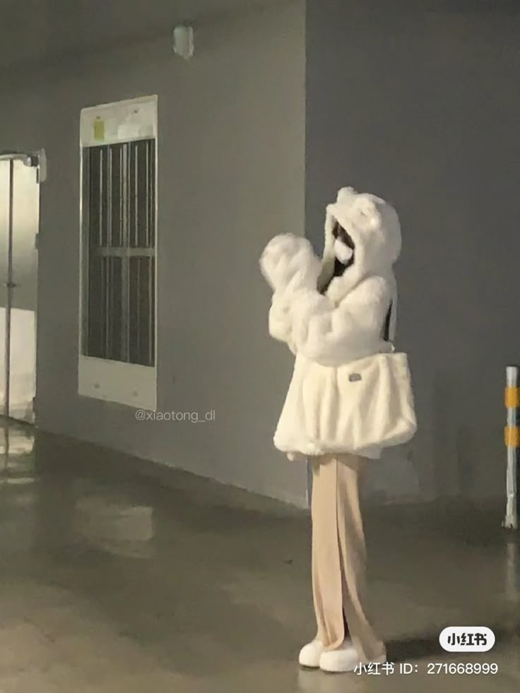 Winter Douyin Outfits, Cute Winter Outfits Korean, Dollette Winter Outfit, Cute Winter Outfits Douyin, Douyin Comfy Outfit, White Fluffy Jacket Outfit Korean, Winter Inspo Outfits, Celebrity Casual Outfits, Clothes Korean Style