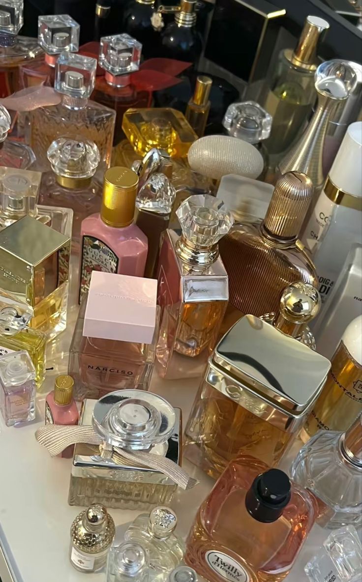 Pictures Of Perfumes, How To Organize Perfumes On Dresser, Perfume Collection Aesthetic, Glow Up Aesthetic, Aesthetic Chanel, Profumo Victoria Secret, Koleksi Parfum, Collection Perfume, Perfume Organizer