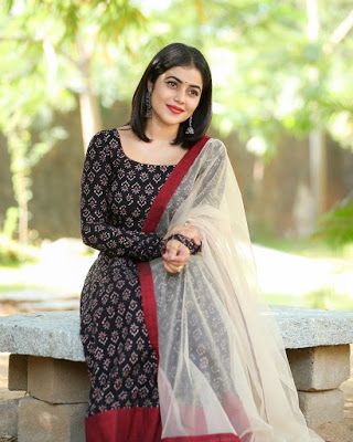 Shamna Kasim, Kalamkari Dresses, Churidar Designs, Simple Kurta Designs, Designer Kurti Patterns, Simple Kurti Designs, Long Kurti Designs, Long Dress Design, Kurta Neck Design