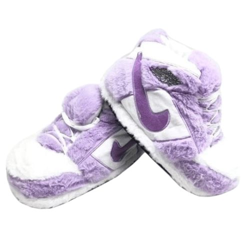 Sneaker Slippers in Light Purple Look – Comfy adult AJ slippers for men and women Sneaker Lovers, Lightweight Sneakers, Winter Sneakers, Sneaker Slippers, Sneaker Games, Plush Fabric, Sneaker Collection, Unique Charms, Unisex Design