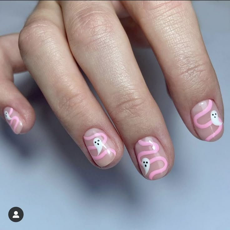 Gel Nails Ideas October, Cute Pastel Halloween Nails, Pink Ghost Nails Short, Nails Halloween Aesthetic, Pink Halloween Nails Short, Pink October Nails, Pink Ghost Nails, Halloween Pedicure Ideas, Pastel Halloween Nails