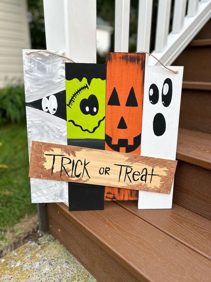 Door Hanger Halloween, Scrap Wood Fall Projects, Painted Halloween Signs, Sayings For Signs, Painted Pallet Signs, Buffet Halloween, Décoration Table Halloween, Porch Boards, Table Halloween