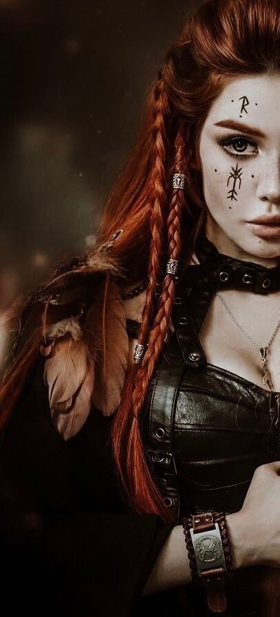 Red Headed Viking Woman, Warrior Woman Photoshoot, Viking Sorceress Cosplay, Warrior Women Costumes, Redhead Viking Women, Viking Box Braids, Female Viking Photoshoot, Warrior Photoshoot Women, Vikings Aesthetic Woman