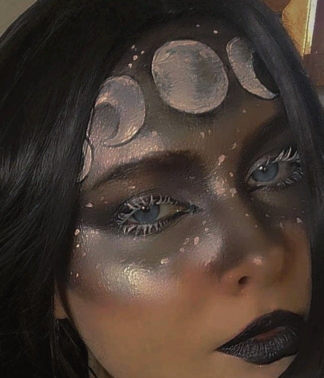 Greek Goddess Nyx Cosplay, Astronaut Halloween Makeup, Dark Moon Makeup, Nyx Halloween Costume, Nyx Goddess Makeup Looks, Moon Makeup Ideas, Blue Mushroom Makeup, Eclipse Makeup Ideas, Nyx Inspired Outfits