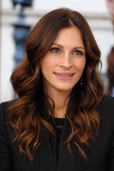 Dark Auburn Hair Fair Skin, Julia Roberts Hair Color, Julia Roberts Haircut, Auburn Brunette Hair Reddish Brown, Auburn Brunette Hair, Dark Copper Brown Hair, Reddish Brown Hair Color, Reddish Brown Hair, Hair Color Auburn