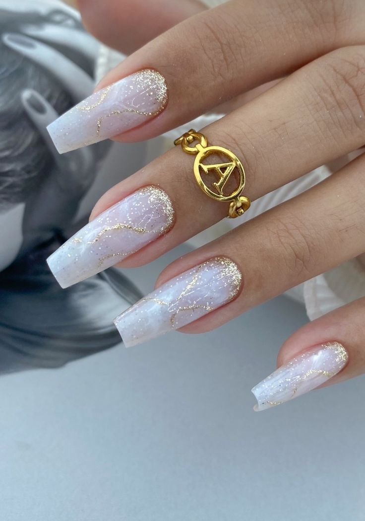 White Gel Manicure Ideas, White And Gold Nails Coffin, Milky White Nails Design Ideas, White N Gold Nails, White And Gold Nail Ideas, White And Gold Christmas Nails, Nails White And Gold, Gold White Nails, Nail Art Blanc