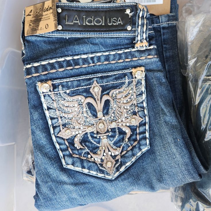 La Idol Jeans With Rhinestones On Pockets And Beautiful Double Stitch. Flare Jeans With Rhinestones, Jeans With Gems On Pockets, Jeans With Diamonds, Gem Jeans, Jeans With Jewels, Jeans With Gems, Bling Pants, Latina Clothes, Bleach Painting