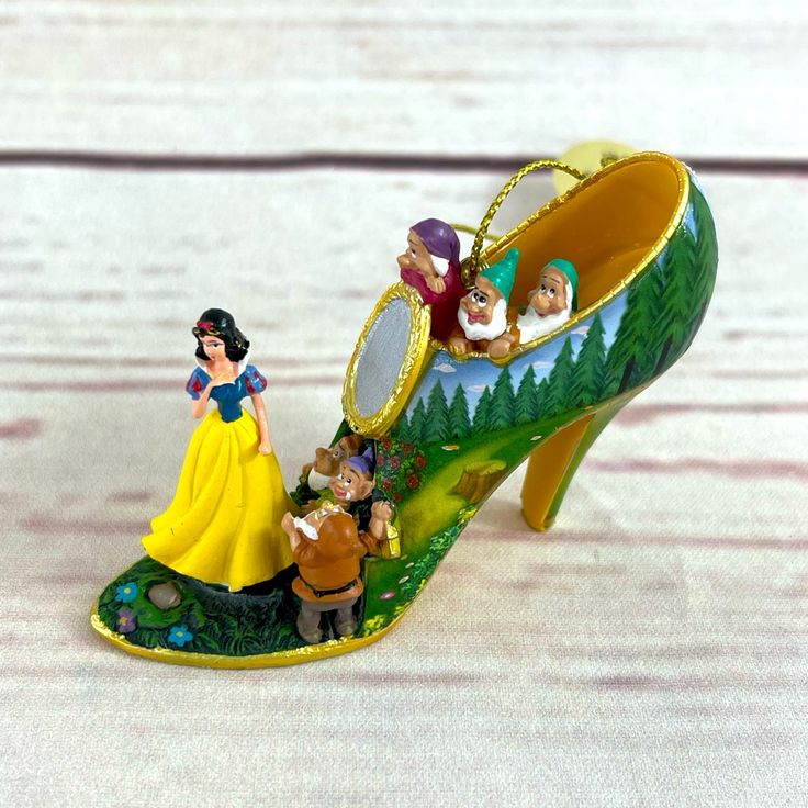 This Disney Collectible Ornament Is Part Of Their Bradford Exchange Once Upon A Slipper Collection And Is Brand New! It Is Hand Painted With Fine Detail And Features Snow White - The Reflection Of Beauty Disney High Heels, Disney High, The Reflection, Beautiful Horse, Bradford Exchange, Disney Holiday, Disney Collectables, Horse Pictures, Pretty Shoes