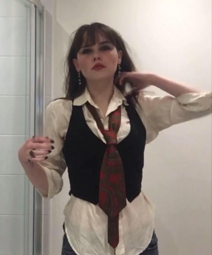 Skirts With Ties Outfits, Female Outfit With Tie, Neck Tie Outfit Aesthetic, Women's Tie Outfit, Colombian Outfits Style, Vest And Tie Outfits For Women, Polo With Necktie Outfit, Button Up With Vest Outfit, Vest Tie Outfit