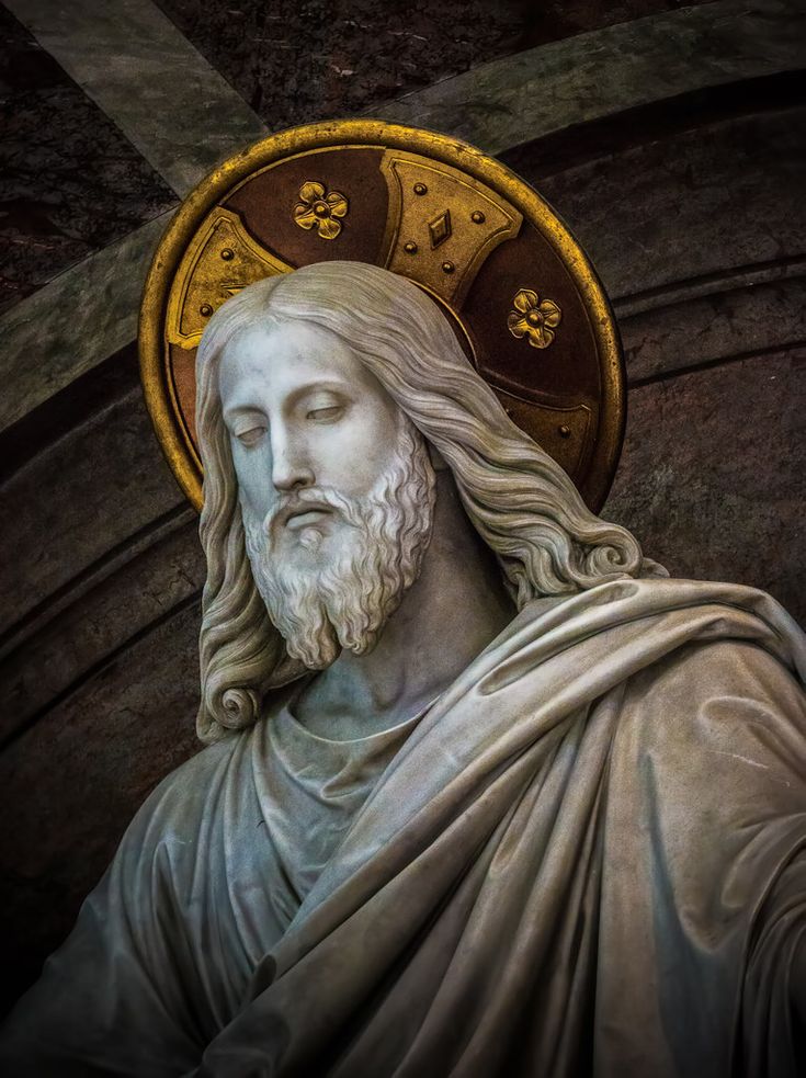 a statue of jesus with a golden crown on his head