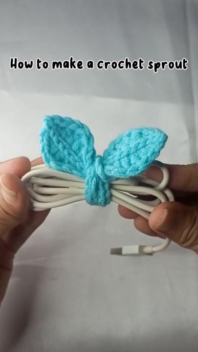 someone is crocheting a blue bow on a white background with the words how to make a crochet sprout