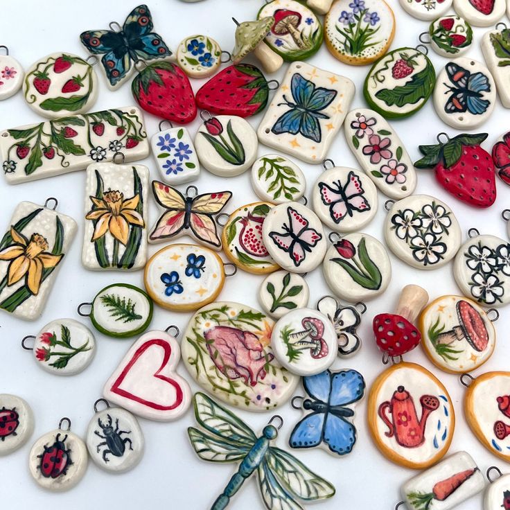 many different types of decorated cookies on a table with hearts and flowers in the middle