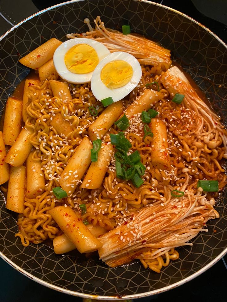 Ttbeokki Food, Tobokki Korean, Korean Food Pics, Teokkboki Food, Ramion Korean Food, Korean Rice Dishes, Delicious Korean Food, Korean Food Ideas, Teokkboki Recipes