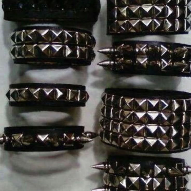 Stile Punk Rock, Mötley Crüe, Estilo Punk, Funky Jewelry, Emo Scene, Leather Bracelets, Punk Goth, Gothic Jewelry, Goth Punk