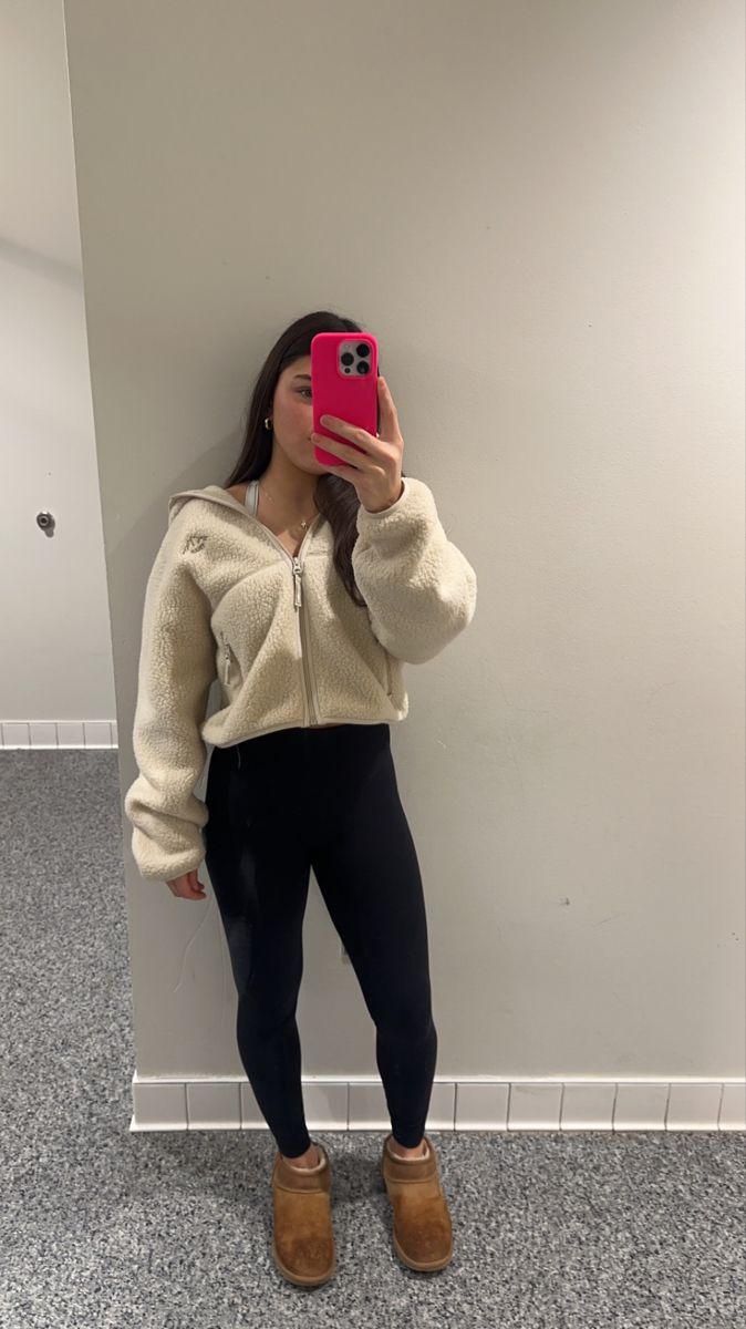 White Fleece Outfit, Comfy Winter Outfits For School, Aritzia Fleece, Comfy Winter Outfits, Everyday School Outfits, Cute Outfits To Wear, School Ootd, Woman Leggings, School Wishlist