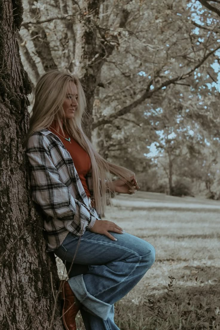 Leah Fish, Western Photo Shoots, Cute Western Outfits, Cowgirl Photoshoot, Cute Senior Pictures, Senior Photoshoot Poses, Western Girl Outfits, Western Photoshoot, Western Photo