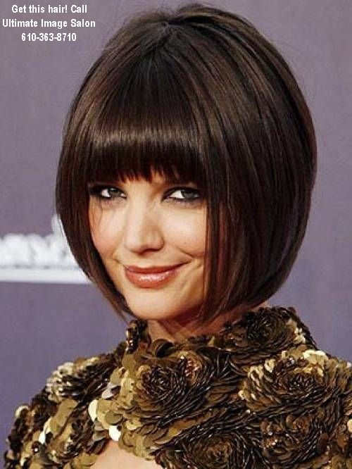 Fabulous hairstyle: A full fringe helps to add width to the face and a chin-length bob is the perfect length to flatter an oblong face shape! Katie Holmes Hair, Bobbed Hairstyles With Fringe, Trendy We Fryzurach, Dunner Wordend Haar, Inverted Bob Hairstyles, Bob Hairstyles With Bangs, Bob Haircut With Bangs, Angled Bob, Long Bob Haircuts