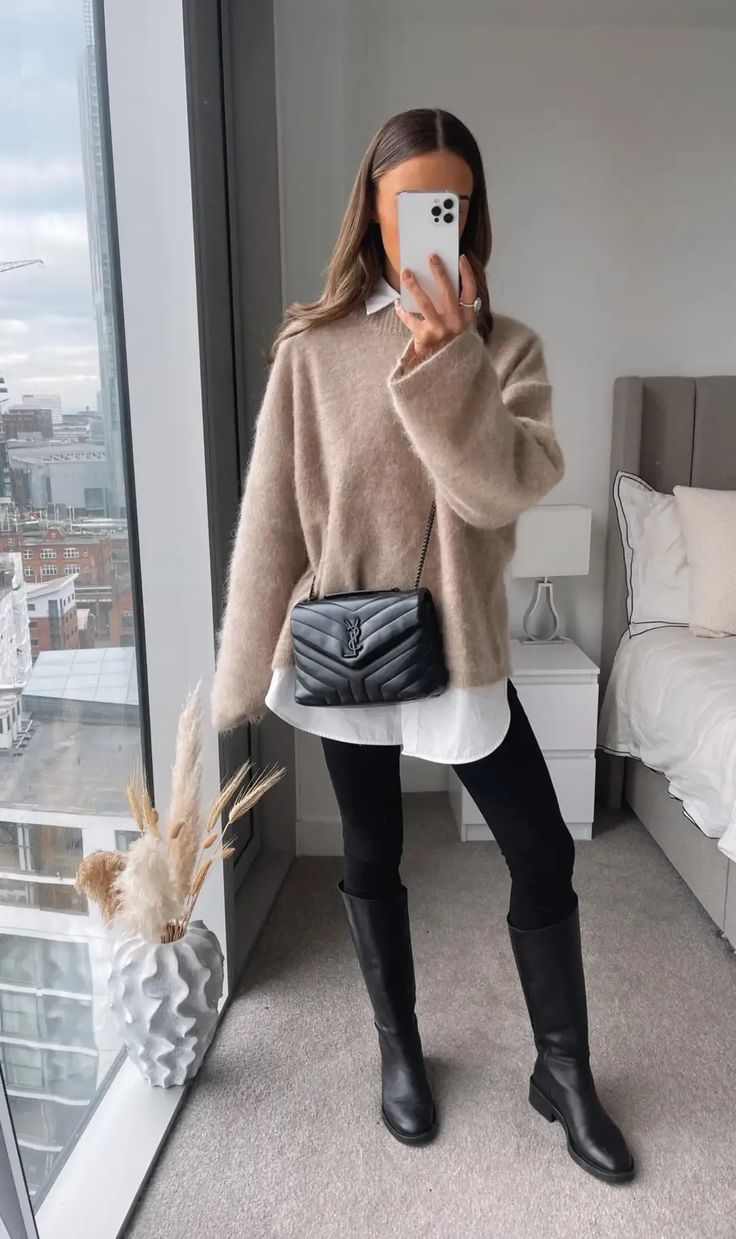 Are you looking for cute black leggings outfits that you can easily recreate at home? If so, you’ll love this casual fall outfit with knee high boots! Stile Blair Waldorf, Adrette Outfits, Fall Boots Outfit, Black Boots Outfit, Look Legging, Fest Outfits, Black Leggings Outfit, Boots And Leggings, Jumper Outfit