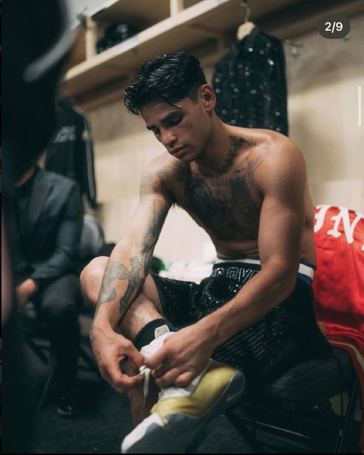 Ryan Garcia Haircut, Ryan Garcia Wallpaper, King Ryan Garcia, Shirt Hair Cuts, Sunset Gif, Mma Hairstyles, Tank Davis, Cute Drawings Of People, Boxer Aesthetic