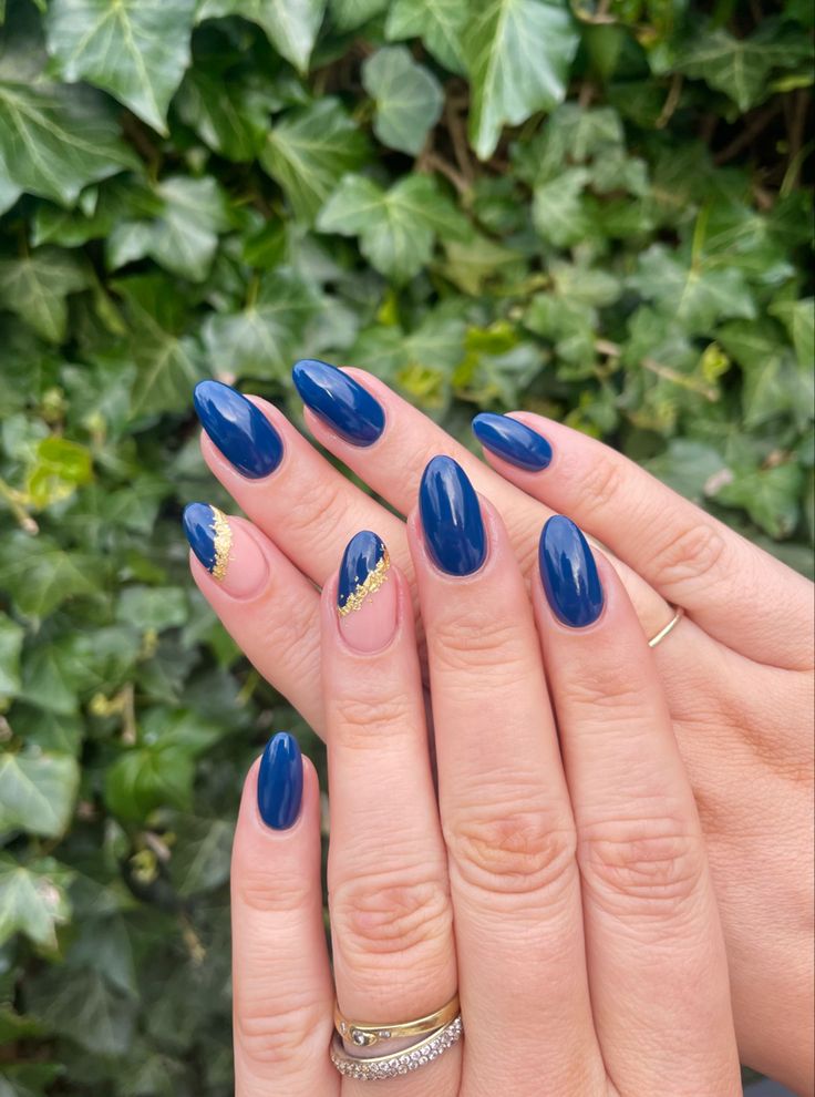 Nails For Hairdressers, Simple Ravenclaw Nails, Blue Nails Extensions, Prom Nails Blue And Gold, Blue Gold Nails Ideas, Blue With Gold Flakes Nails, Blue Nails Gold Flakes, Royal Blue Nail Designs Ideas, Blue Nails With Gold Flakes